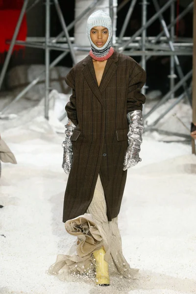 Look 18